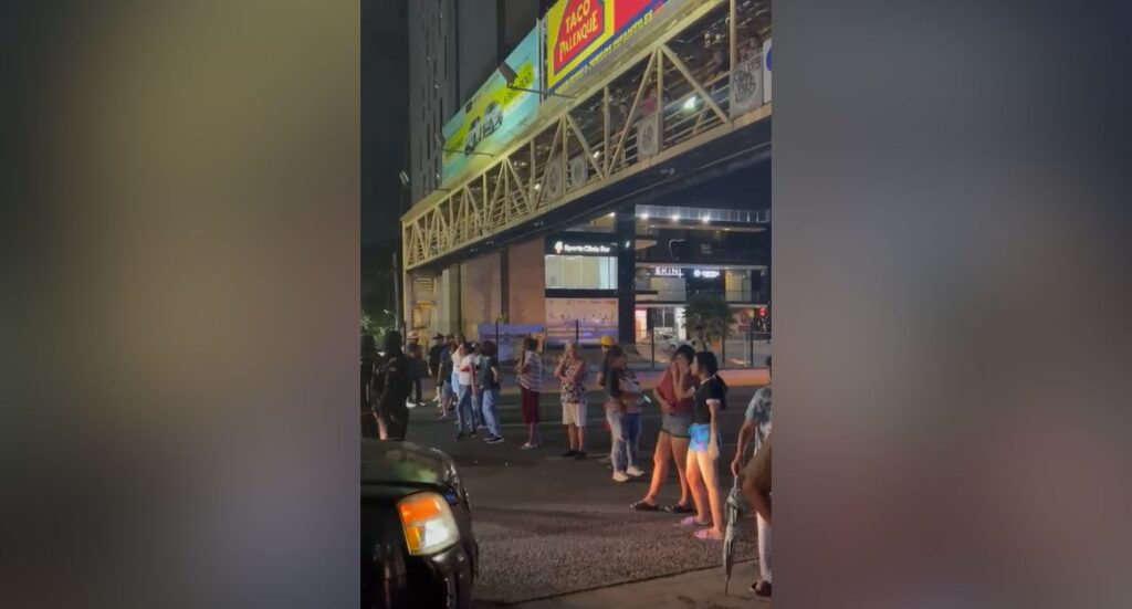 Bloquean Garza Sada por falta de energía eléctrica