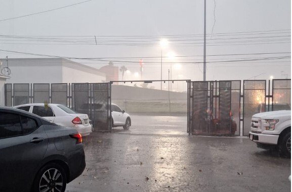 Calles inundadas, autos varados y más tras intensa lluvia de esta tarde