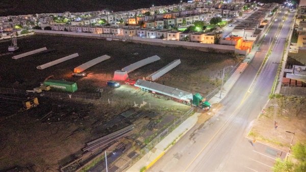 Trabajan durante la madrugada en montaje del arco en la Gaza