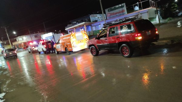 Árboles y postes derrumbados, autos arrastrados y más daños por lluvias