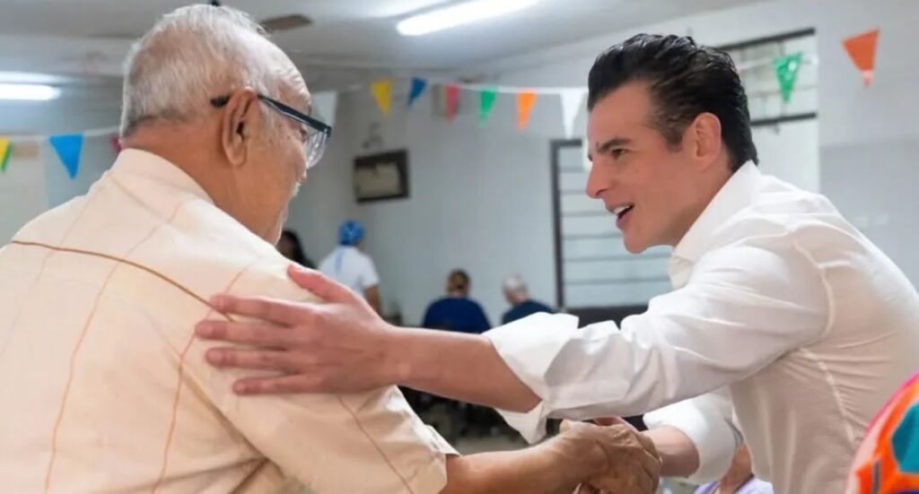 Miguel Flores dona su sueldo a casa para adultos mayores