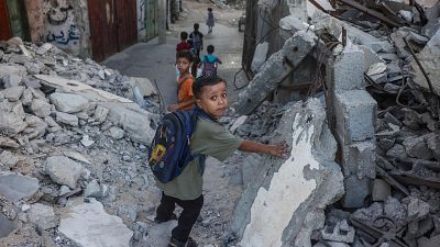Los niños gazatíes regresan a las aulas tras casi tres años de interrupción bajo los ataques israelíes