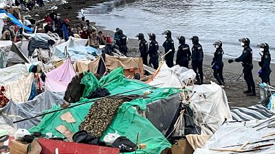 policia-inicia-ceuta-desalojo-playa-benitez-con-traslado-cientos-migrantes-para-ser-filiados_17245107 La Policía desaloja en Ceuta la playa de Benítez con el traslado de cientos de migrantes
