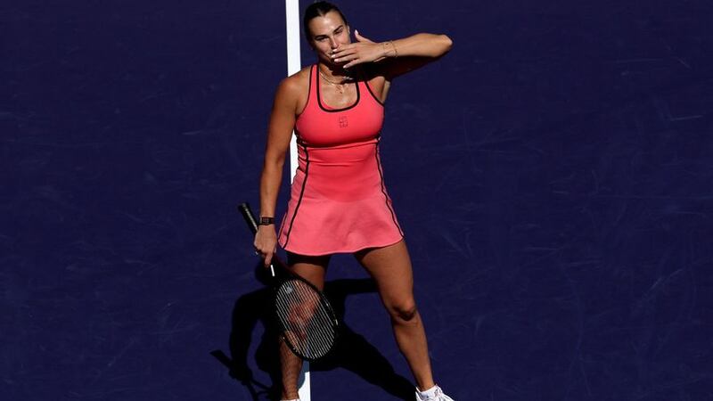 Aryna Sabalenka sufre ante Linda Noskova antes de llegar a semifinales