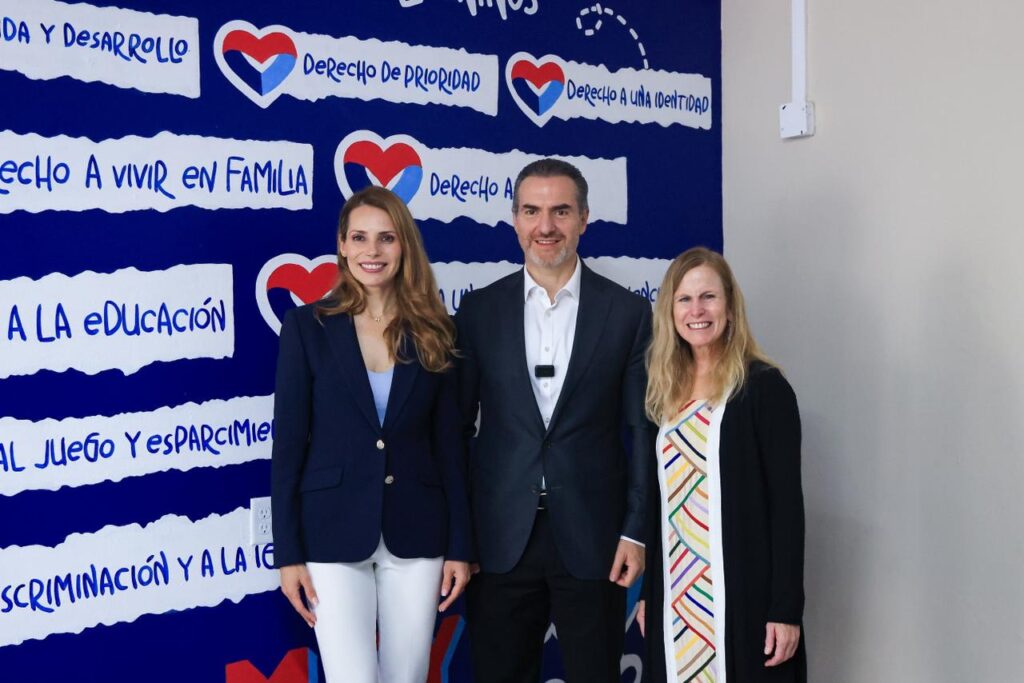 Cónsul de EU visita espacio para menores en Monterrey