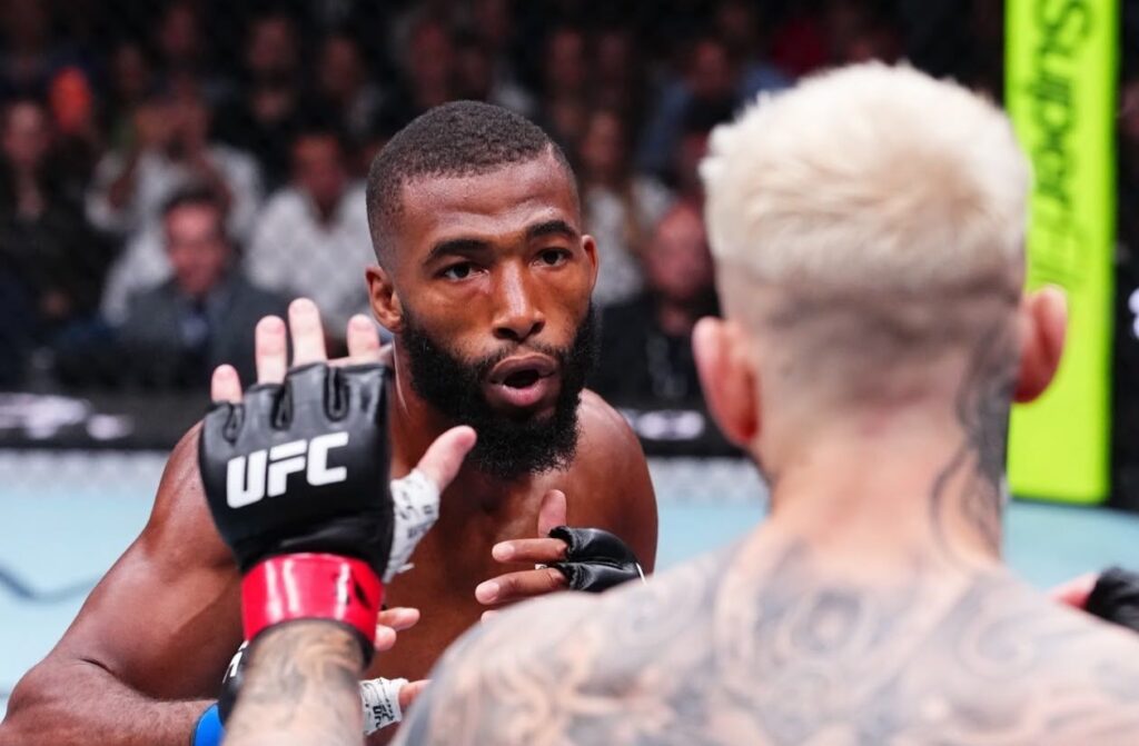 Salahdine Parnasse noquea a Dan Hooker en su debut en UFC