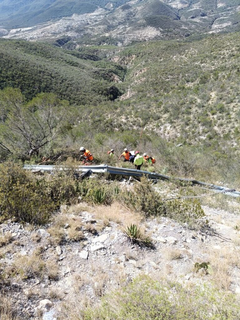 Mujer termina lesionada tras desbarrancar su auto en Iturbide