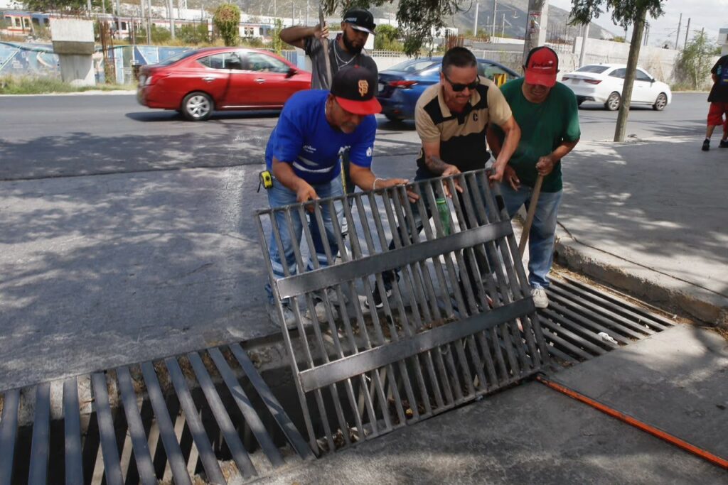 Monterrey activa operativo de limpieza en red pluvial