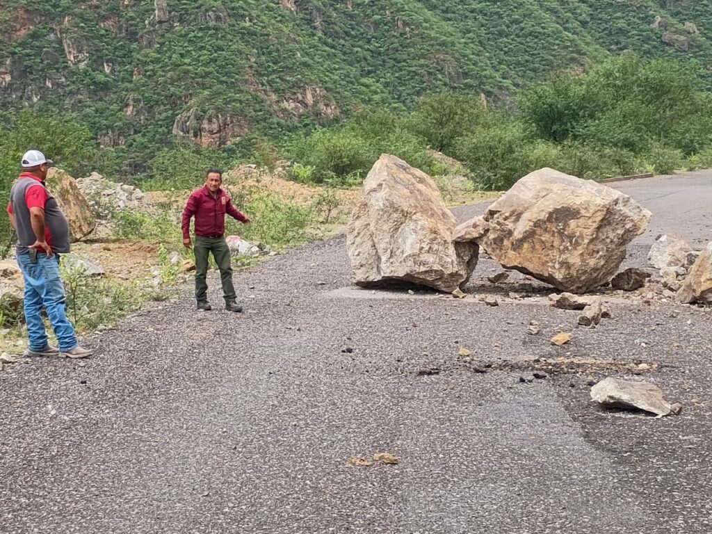 Tras deslave en tramo Bocoyna-Samachique, envían cuadrillas para liberar camino