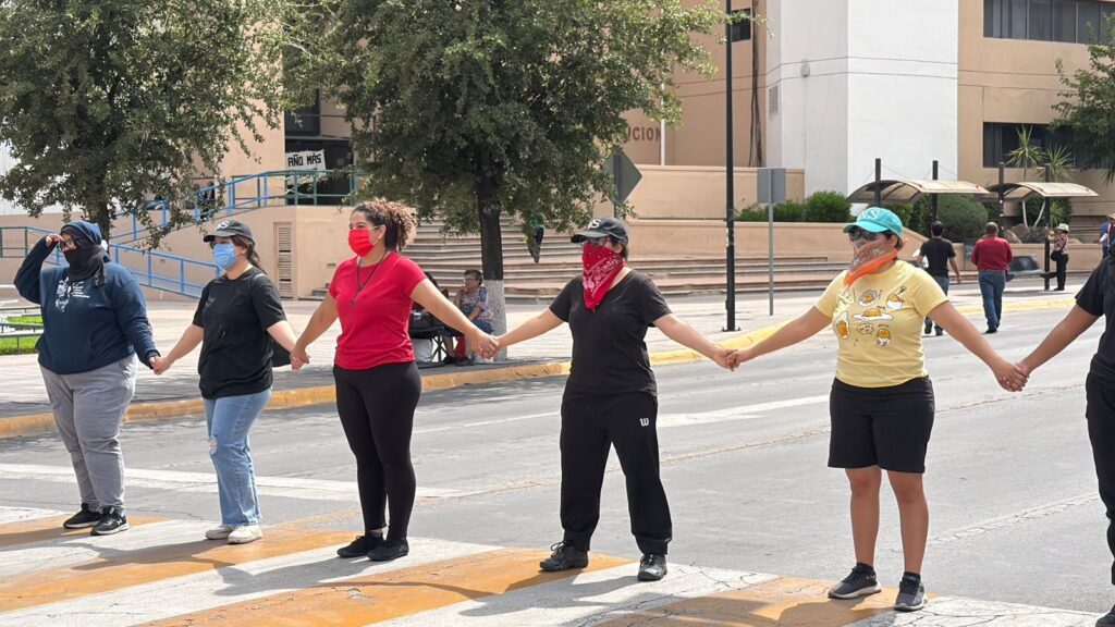 Normalistas bloquean calles del Centro y exigen intervención de la CEDH Normalistas bloquean calles del Centro y exigen intervención de la CEDH