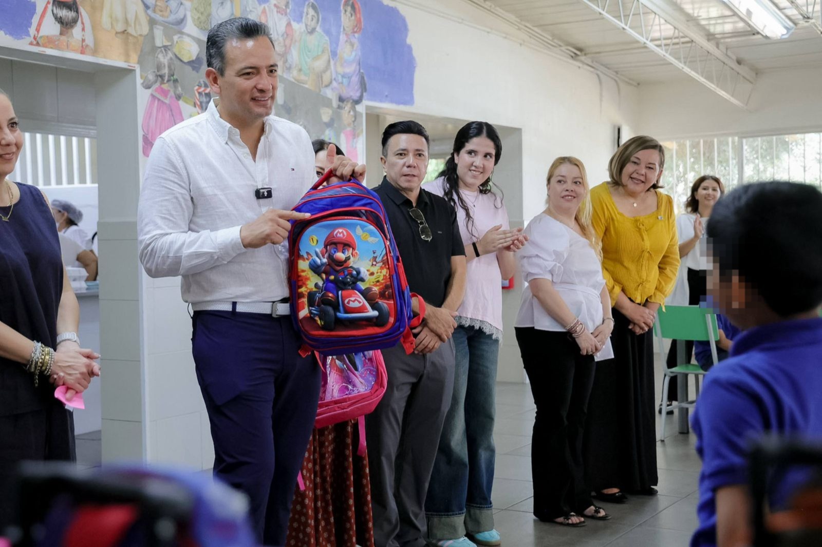 Convive Marco Bonilla con niñas y niños de Granja Hogar