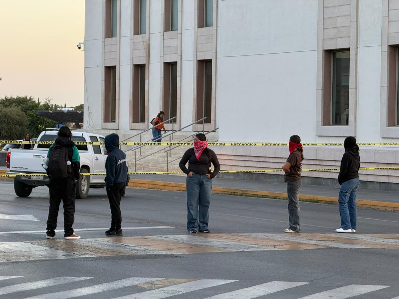 whatsapp-image-20260903-at-71214-am-863419275-1 Normalistas bloquean la Carranza por cuarto día y exigen asignación de plazas