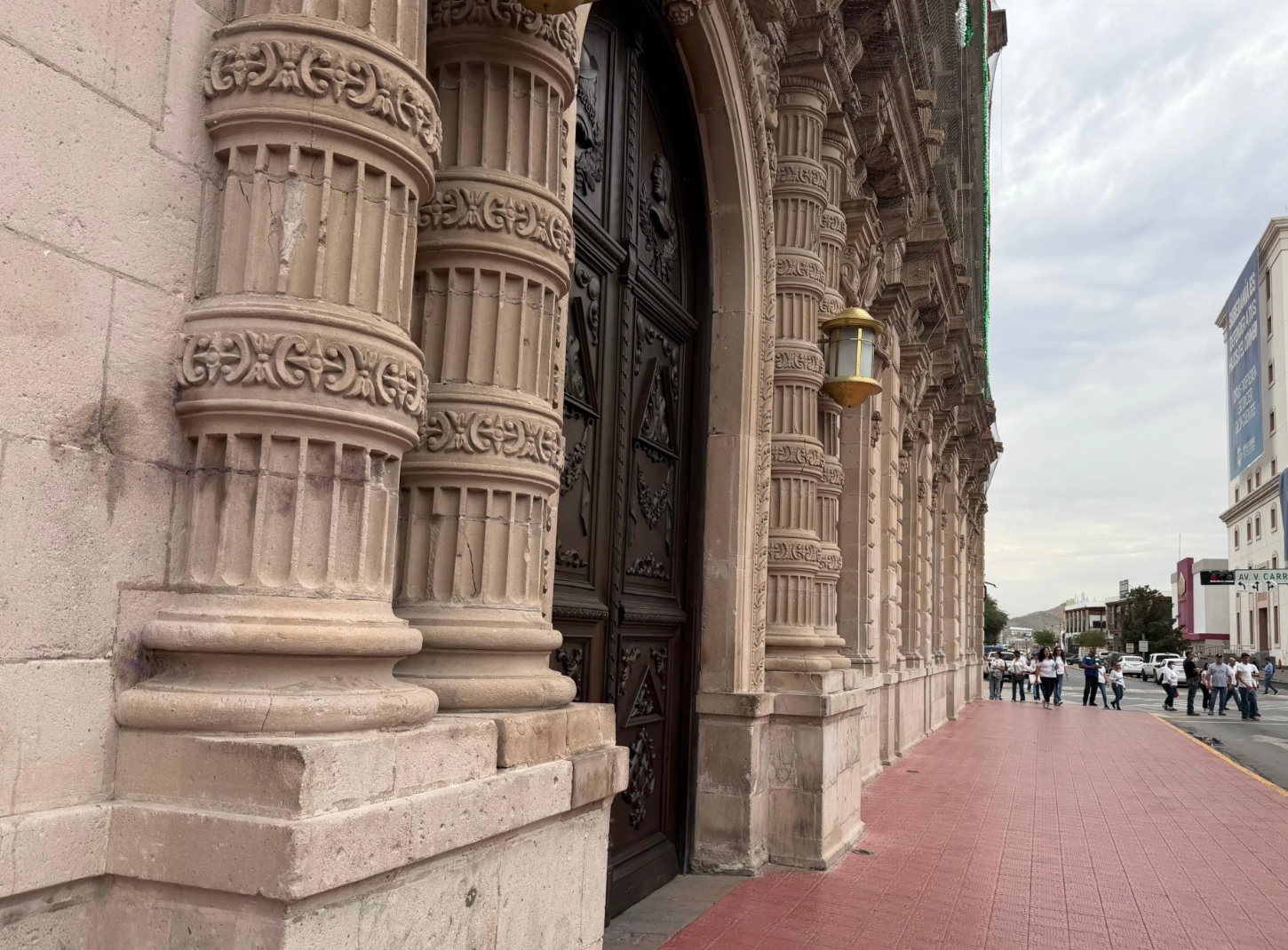 whatsapp-image-20260904-at-20539-pm-763294801-1 Protestan trabajadores de la UACH y llegan hasta Palacio de Gobierno