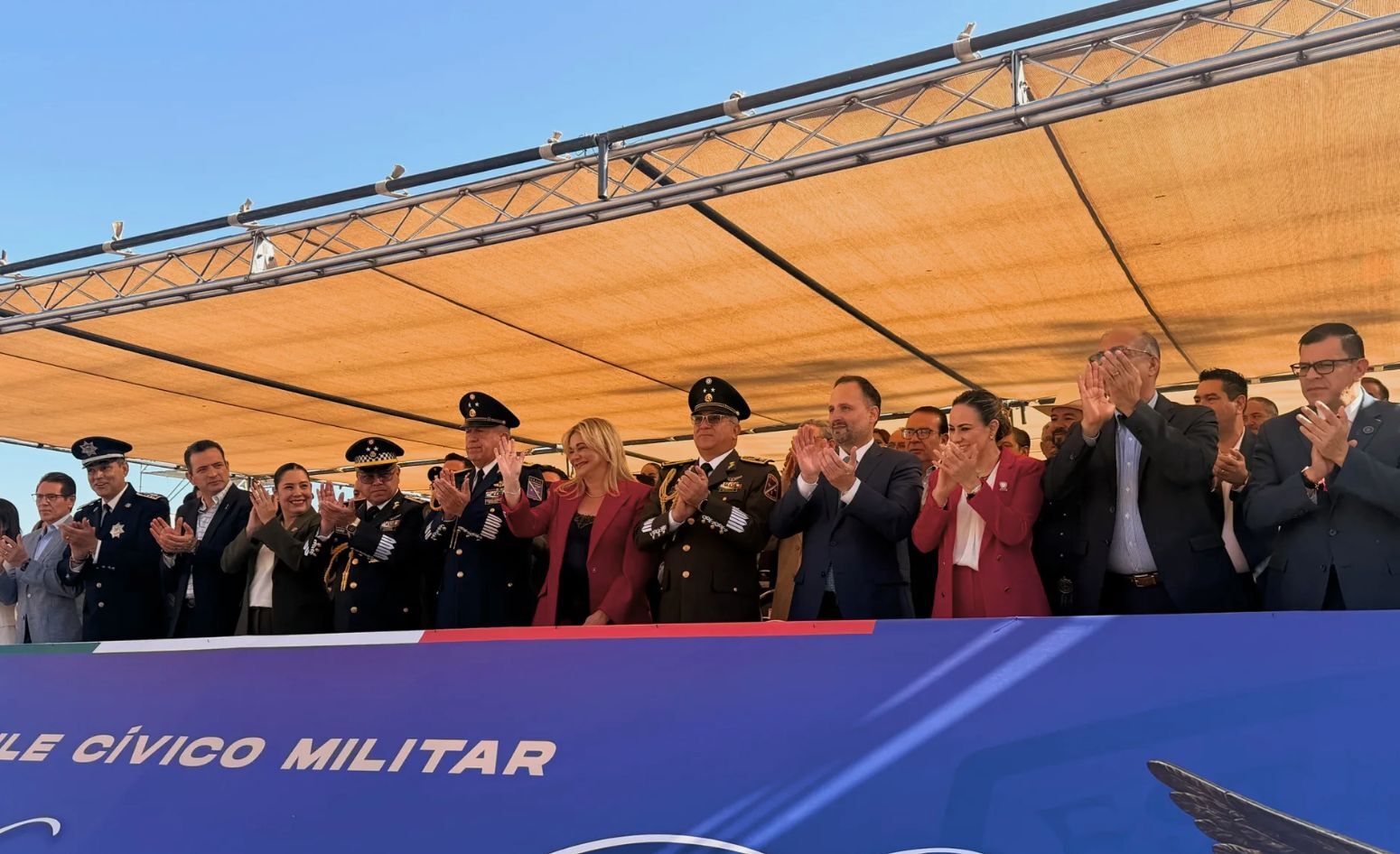 Maru Campos encabeza desfile cívico-militar del 16 de Septiembre en Chihuahua