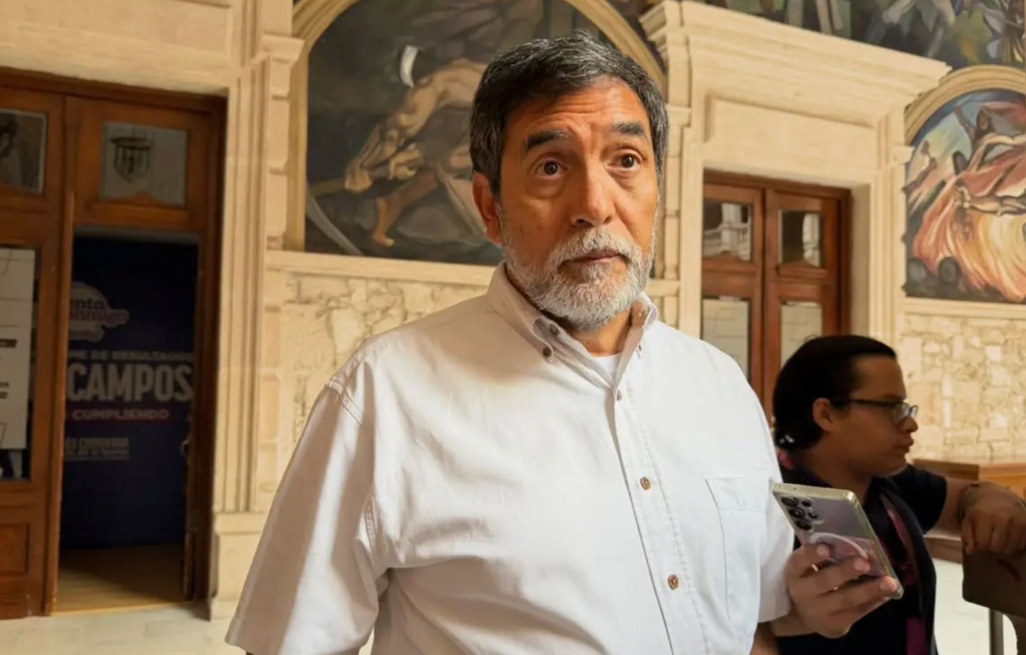 Komaba asegura que no ha infringido la ley al ocupar cargo público y partidista