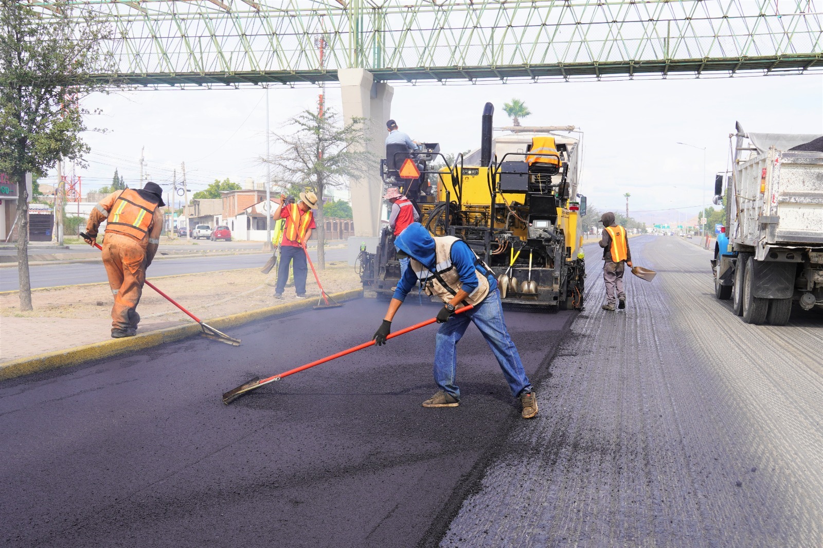 Rehabilita Municipio carpeta asfáltica en el Fuentes Mares
