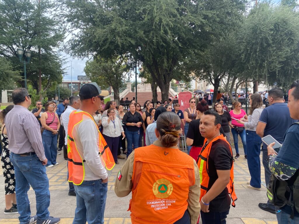 Evacúan de edificios públicos a más de 2 mil 600 personas durante el Macrosimulacro Estatal 2026