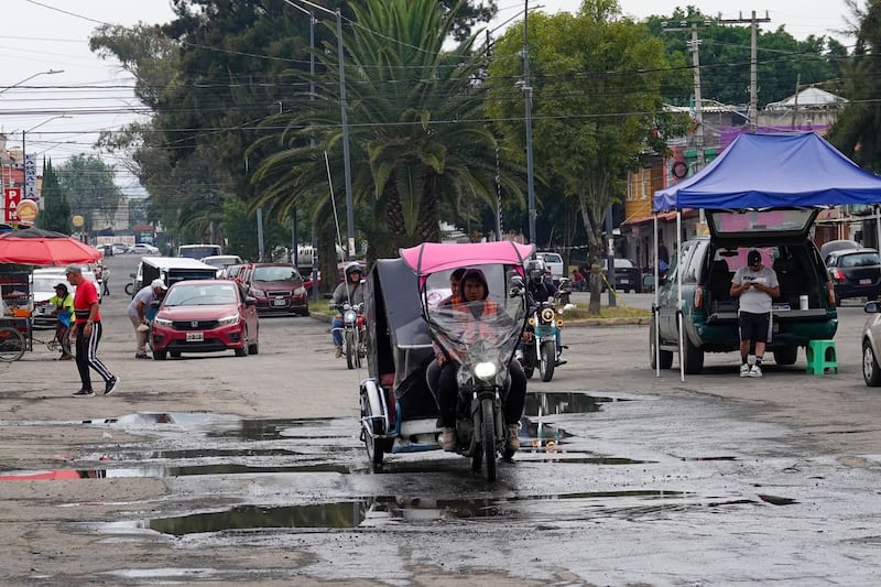 Hoy No Circula miércoles 30 de septiembre: Restricciones viales CDMX y EDOMEX Luego de las inundaciones por las intensas lluvias en la alcaldía Tláhuac continúan las labores de limpia por parte de trabajadores de la alcaldía así como los vecinos que se vieron afectados.