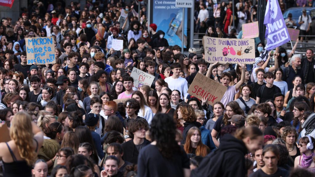 Casi 2.000 detenidos en Francia tras una semana de protestas por la educación de los estudiantes de secundaria