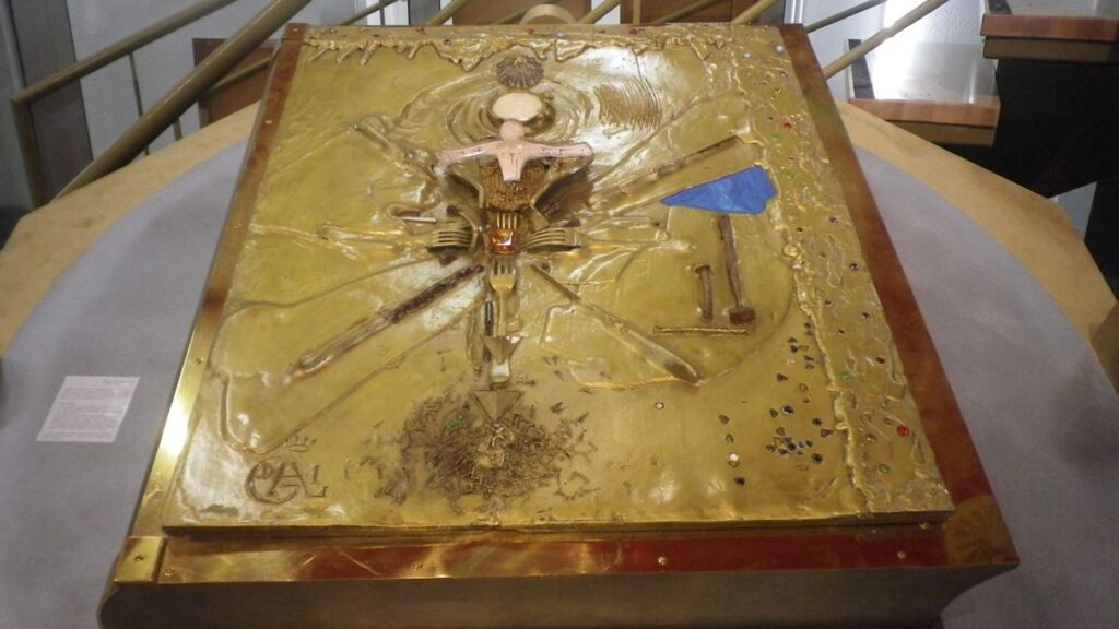 Roban en Francia ‘El apocalipsis de San Juan’, un “libro tesoro” de 210 kilos cuya cubierta fue diseñada por Dalí
