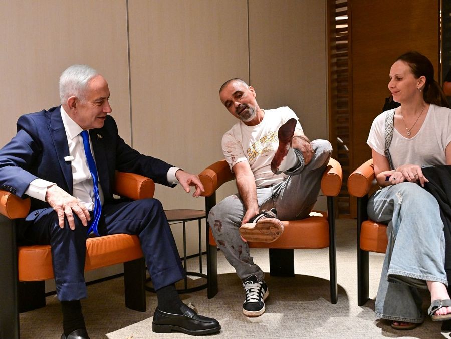 17248846 Netanyahu junto al pasajero Yaniv Hayun