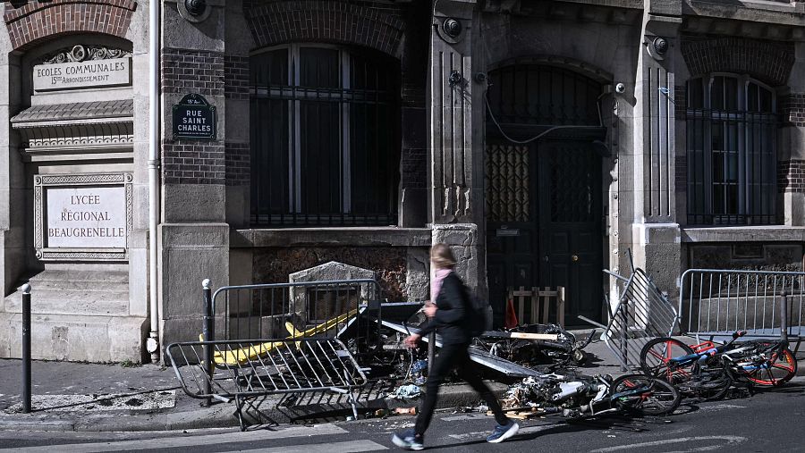 Daños en la puerta de un instituto de París cerrado este viernes