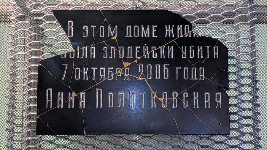 La placa reconstruida que recuerda el crimen de Politkóvskaya