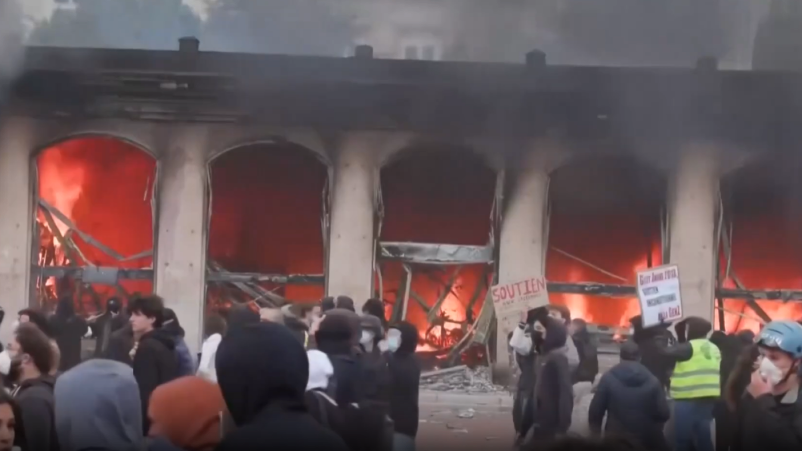 Continúa la quema de edificios en Francia durante las protestas por el alto coste de la vida