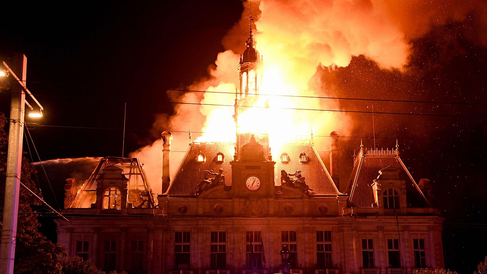 La violencia de las protestas en Francia provoca quema de edificios y saqueos La sede del ayuntamiento de Limoges, un histórico edificio, ha ardido hoy como consecuencia de las violentas protestas en las calles