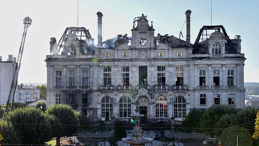 17271800 Fachada parcialmente quedama del Ayuntamiento de Limoges