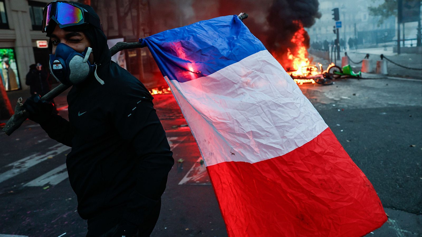 Un manifestante en París