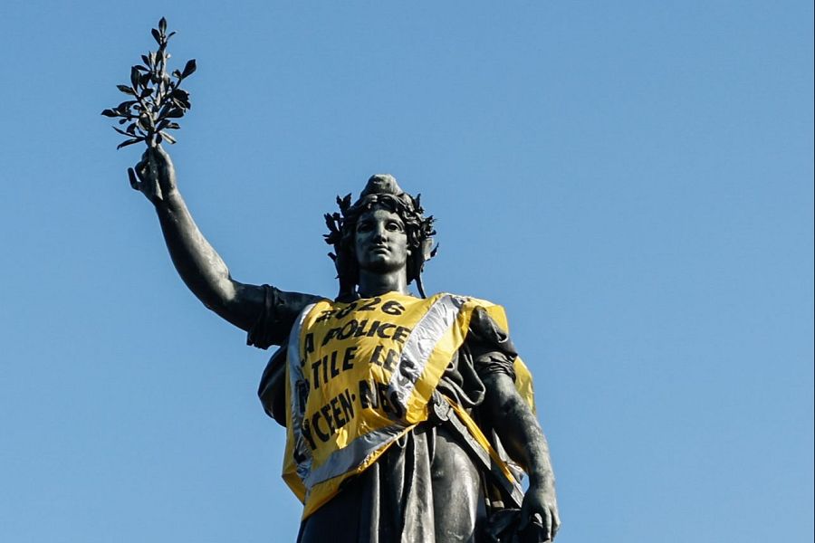 La estatua de la República de París, ataviada con un chaleco amarillo