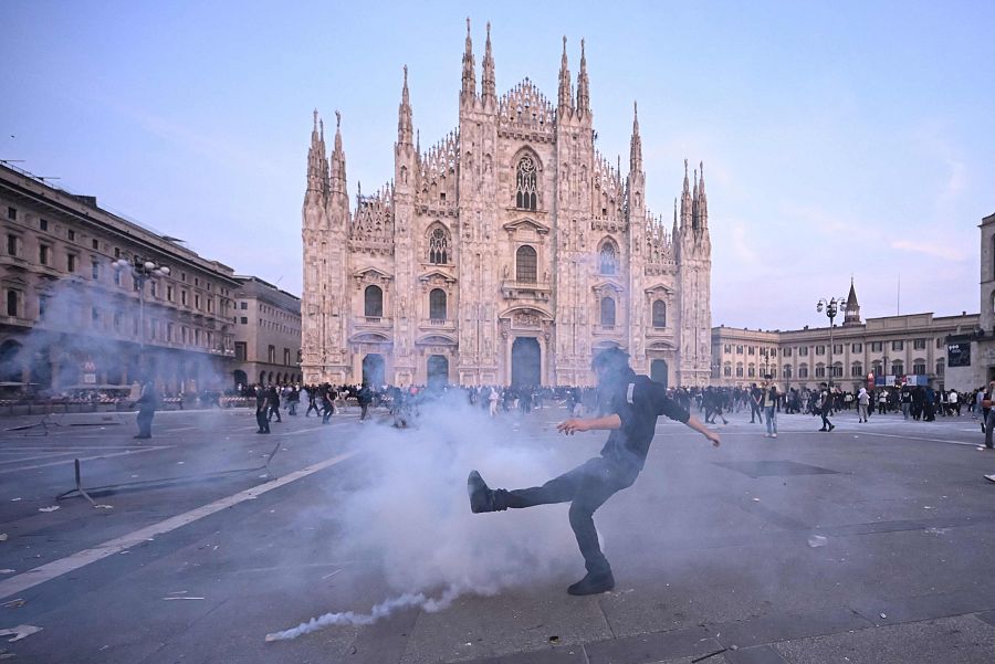 17275915 Manifestantes se enfrentan a la policía durante una protesta antigubernamental en la Piazza Duomo de Milán