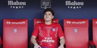 MADRID, 20/09/2026.- El delantero argentino del Atlético de Madrid Julián Álvarez en el banquillo durante el partido de LaLiga EA Sports entre Atlético de Madrid y Real Madrid celebrado este domingo en el del estadio Riyadh Air Metropolitano de la capital española. EFE/ Ballesteros