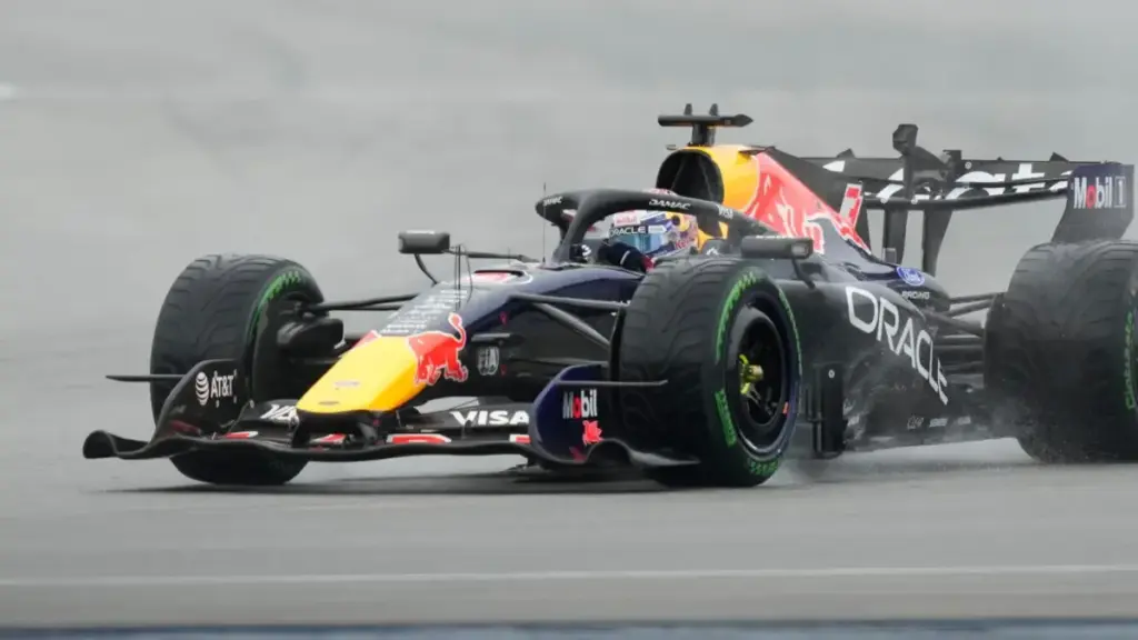 Verstappen bate al líder en el caos de Sepang y Alonso remonta y se defiende del campeón Norris; mala suerte para Sainz
