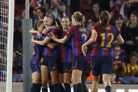 BARCELONA, 04/10/2026.- Las jugadoras del Barcelona celebran el cuarto gol de su equipo durante el partido de Liga F entre el Barcelona y el Real Madrid disputado este domingo en el Camp Nou de Barcelona. EFE/ Alberto Estévez