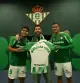 Sebastián Yatra, con ‘Cucho’ Hernández y Nelson Deossa antes del Betis-Barça