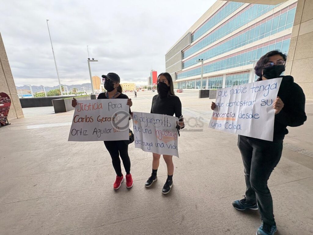 Protestan familiares de custodios acusados del homicidio de un interno