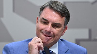 investigacion-por-sospechas-corrupcion-blanqueo-contra-flavio-bolsonaro-sacude-campana-electoral-brasil_17222301 Una investigación por sospechas de corrupción y blanqueo contra Flávio Bolsonaro sacude la campaña electoral en Brasil