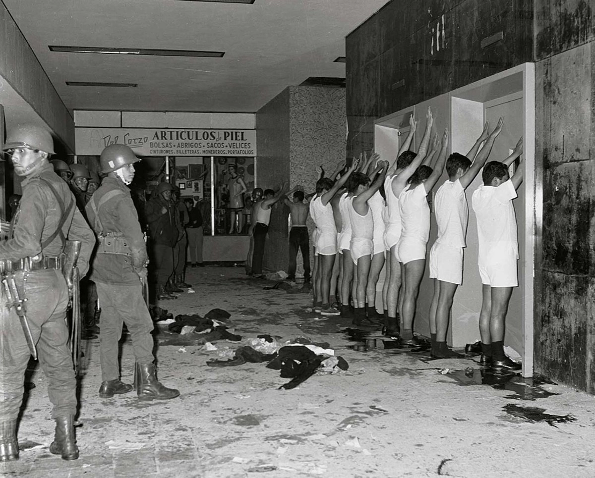 Estudiantes detenidos por el elementos del Ejército tras la masacre de Tlatelolco, el 2 de octubre de 1968.