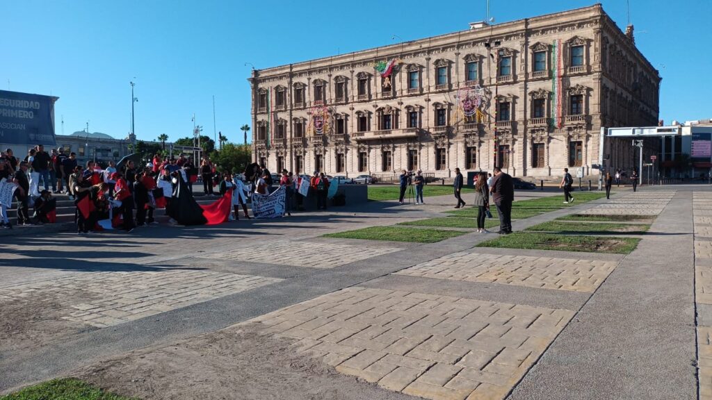 Marchan empleados del IMSS, reclaman mejor salario y condiciones de hospitales