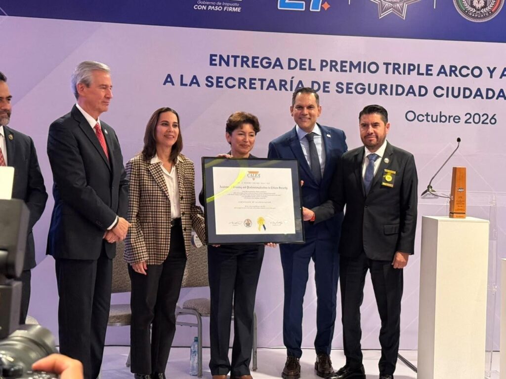 Entrega Gilberto Loya premio Triple Aco de CALEA a la Secretaría de Seguridad Pública Municipal de Irapuato